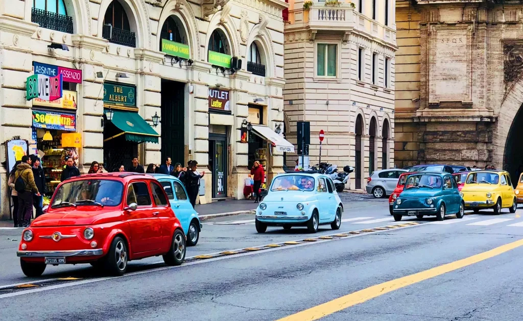 italie met 9 rijdende fiat 500