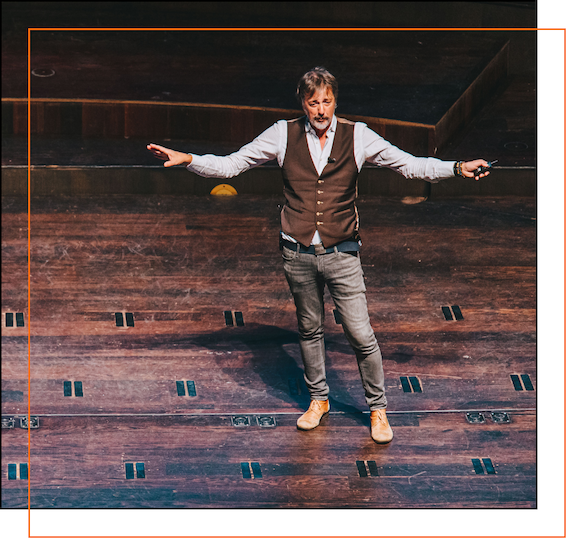 Rik Vera een keynote aan het geven op een conference