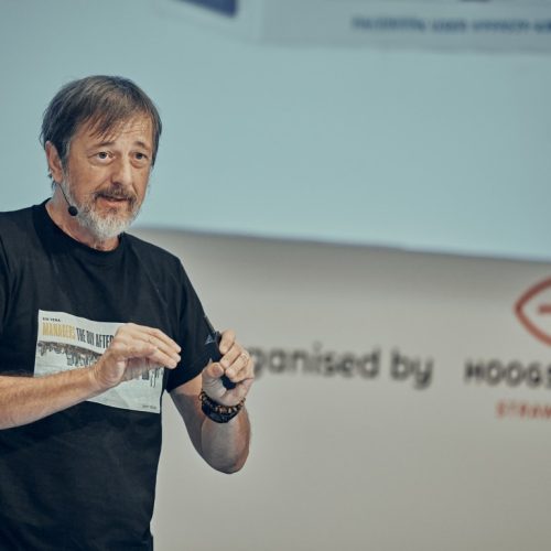 Rik Vera aan het praten met een microfoon en een bediening in zijn hand